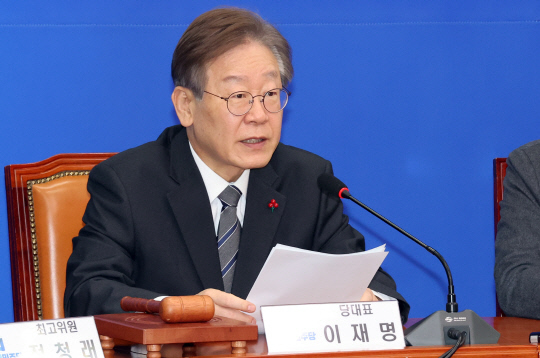 지난 15일 이재명 더불어민주당 대표가 국회에서 최고위원회의를 하는 모습. 연합뉴스.